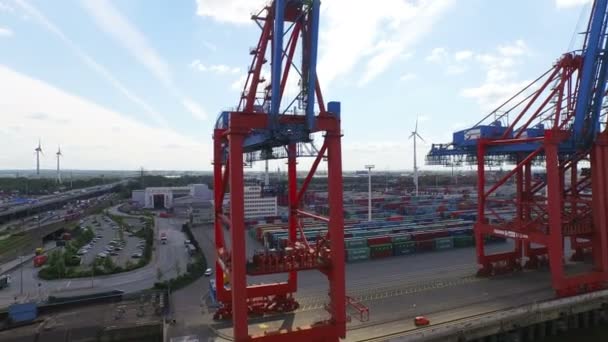 Containerfartyg och behållare — Stockvideo