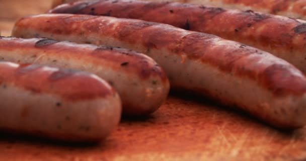 Sausages presented on a wooden board — Stock Video