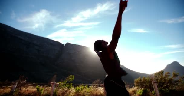 Deportista disfrutando de una carrera matutina — Vídeo de stock