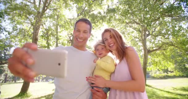 Pai tirando uma selfie de sua família — Vídeo de Stock