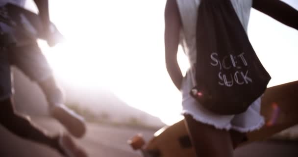 Longboarder gehen und springen — Stockvideo