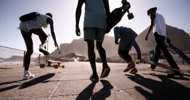 Afrikanska amerikanska tonåringar longboarding på gångbanan — Stockvideo
