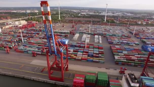 Гамбургский контейнерный порт с судами — стоковое видео