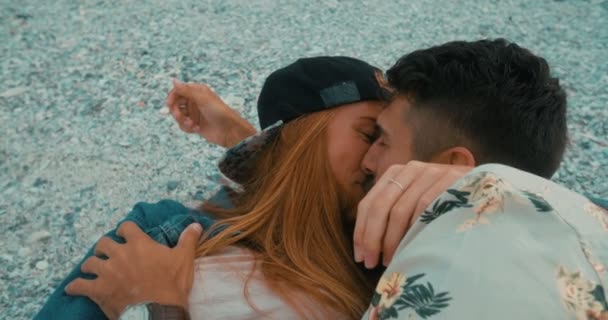 Hipster pareja besándose en la playa — Vídeo de stock