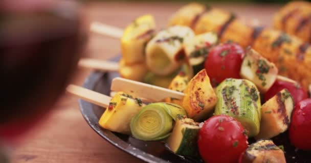 Вкусный выбор жареных овощных кебабов — стоковое видео