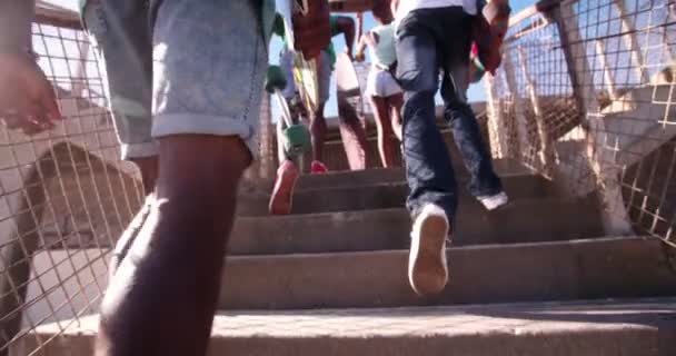 Adolescentes que usan zapatillas de deporte subiendo escalones — Vídeo de stock