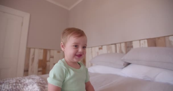 Baby boy dobrodruh procházení — Stock video
