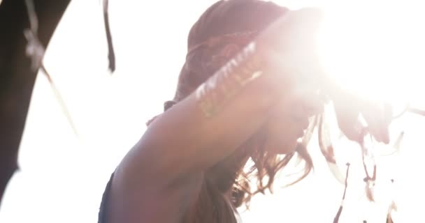 Chica Boho en destello de sol dorado — Vídeo de stock