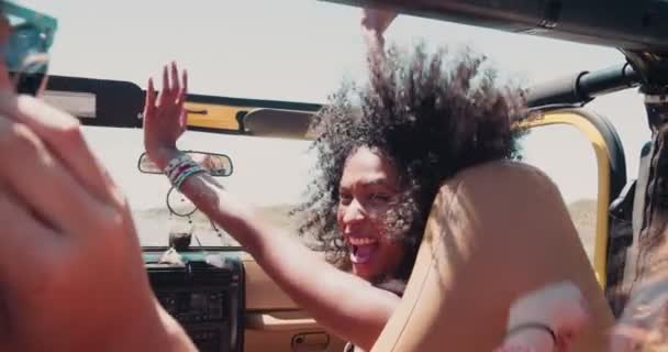 Αφρο κορίτσι γέλιο με τους φίλους σε ένα οδικό ταξίδι διακοπές — Αρχείο Βίντεο
