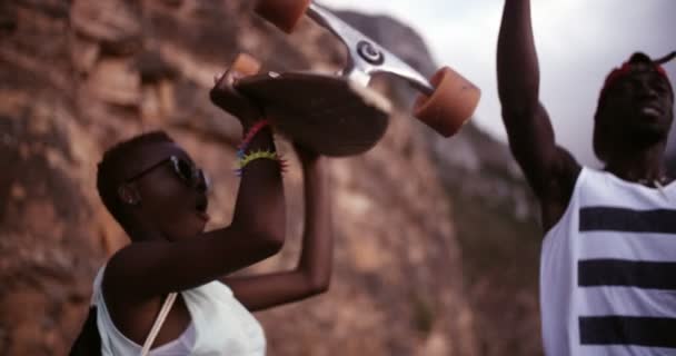 Longboarder lány táncolnak a barátokkal — Stock videók