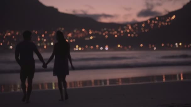 Пара тримає руки на пляжі — стокове відео