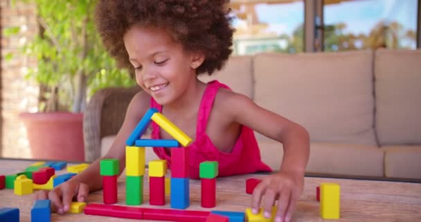 Счастливая маленькая афро-девочка играет — стоковое видео