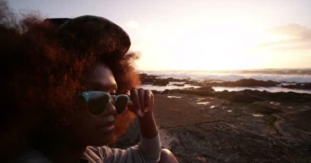 Chica afroamericana en gorra y gafas de sol — Vídeo de stock