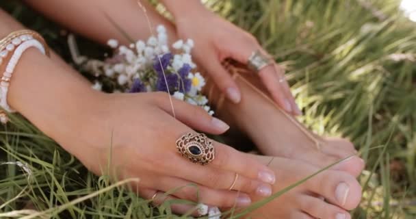 Flickans fötter i gräset med färska blommor — Stockvideo