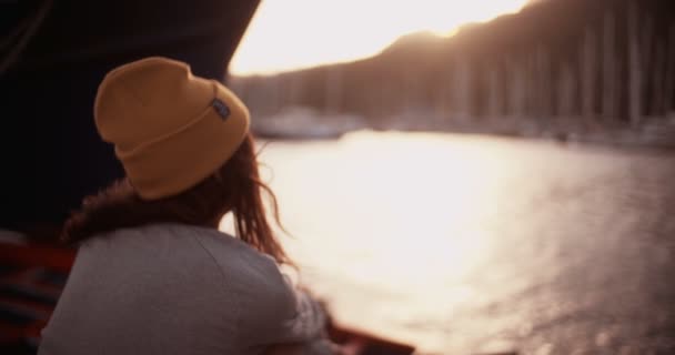 Adolescente grunge chica sentado solo en muelle en el puerto — Vídeo de stock