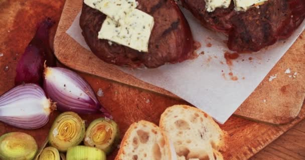 Medallones de filete con baguette — Vídeos de Stock