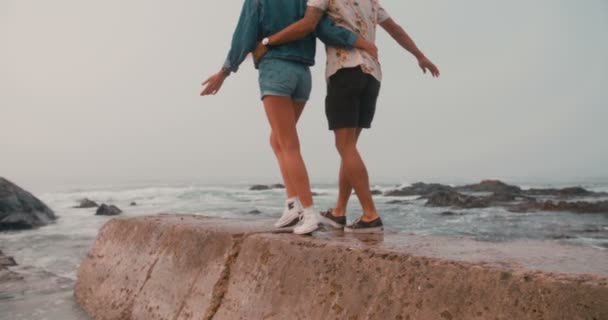 Hipster pareja caminando en un muro de mar — Vídeos de Stock