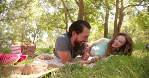 Cara cócegas sua namorada em um parque — Vídeo de Stock