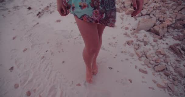 Boho girl walking over sand — Stock Video