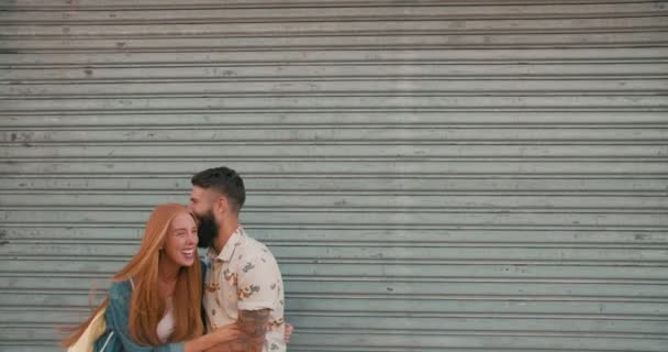 Chico cosquillas su pelirroja chica amigo — Vídeos de Stock