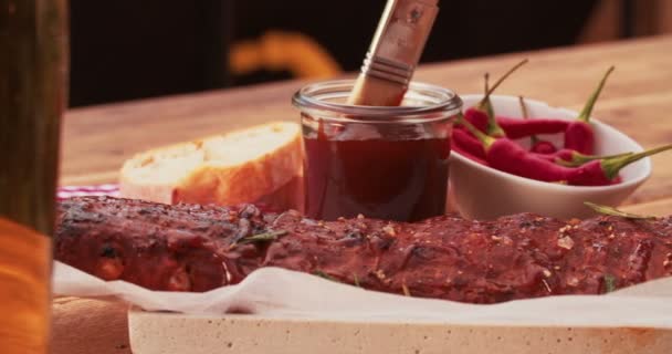 Basting, hogy festett rá rack a bordák — Stock videók