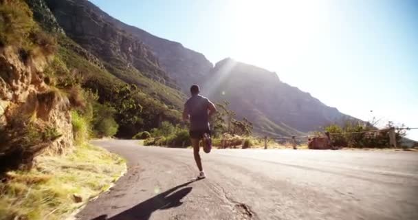 Αθλητής τρέχει σε εξωτερικούς χώρους σε ένα δρόμο — Αρχείο Βίντεο