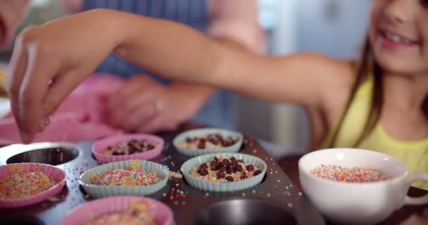 Maman et fille décorant ensemble des cupcakes — Video