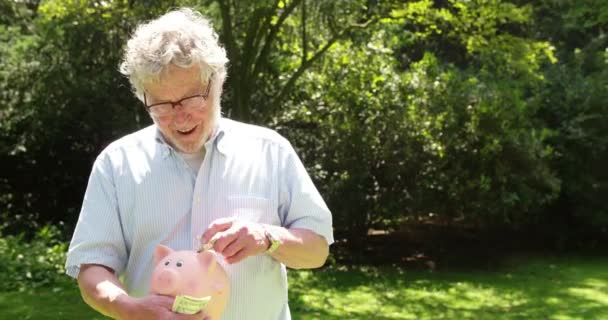 Homem mais velho Poupando dinheiro — Vídeo de Stock