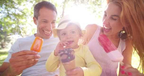 Parents with daughter eating ice creams — Stock Video