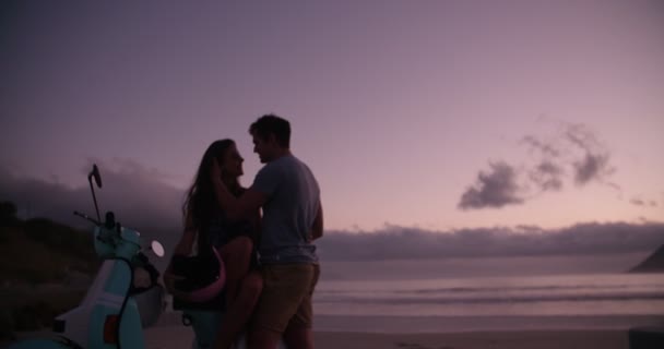 Пара цілується поруч зі своїм скутером — стокове відео