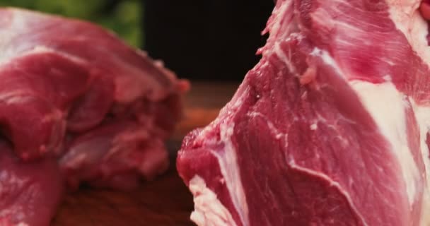 Mulher que separa um corte de qualidade de carne de porco crua — Vídeo de Stock