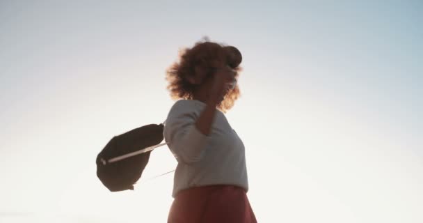 Hipster chica posando alegremente en la playa — Vídeo de stock