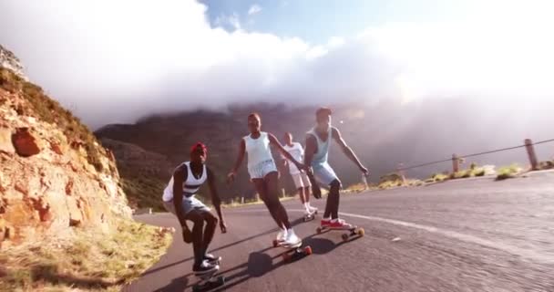 Skater tirando faccia su longboard — Video Stock