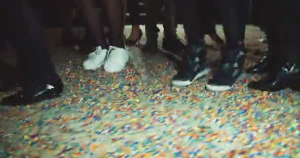 Voeten van mensen op een feestje met een vloer — Stockvideo