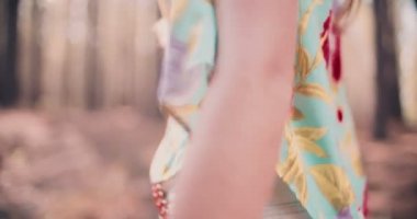 Boho kız çiçek kafa bandı ve yuvarlak güneş gözlüğü