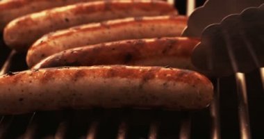Açık hava barbeküsündeki sosisler
