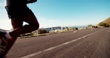 Dağ yolu üzerinde çalışan ayak