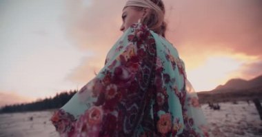 Çiçekli elbiseyle dans Boho kız