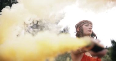 Doğada dans hippi kız