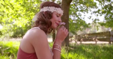 Boho genç bir çiçek kokulu