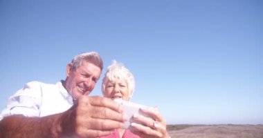 bir selfie onların telefonda çekici çift