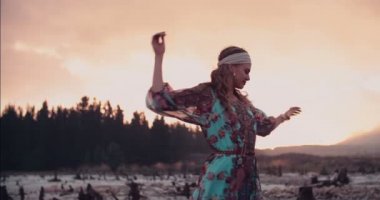 Özgürlük için gün batımında iplik Boho kız