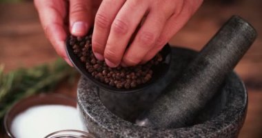 Karabiber bir harç ve havaneli içine konur