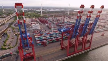 Hamburg limanının kargo konteyner
