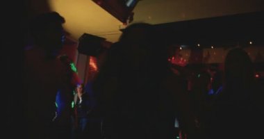 Gece kulübünde siluetleri parti kalabalık
