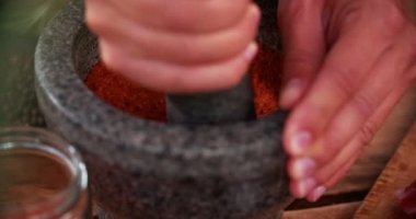 Otlar ve baharatlar kadar öğütülmüş olmak