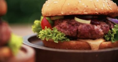 Taze malzemelerle büyük gurme burger