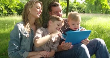 tablet ile mutlu bir aile