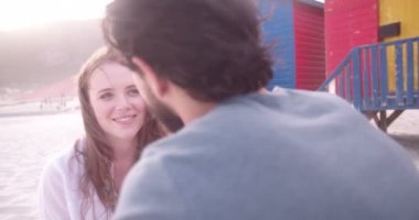 Sahilde kız yüzünü dokunaklı adam