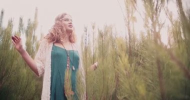 Doğa ile çevrili yeşil elbiseli Boho kız